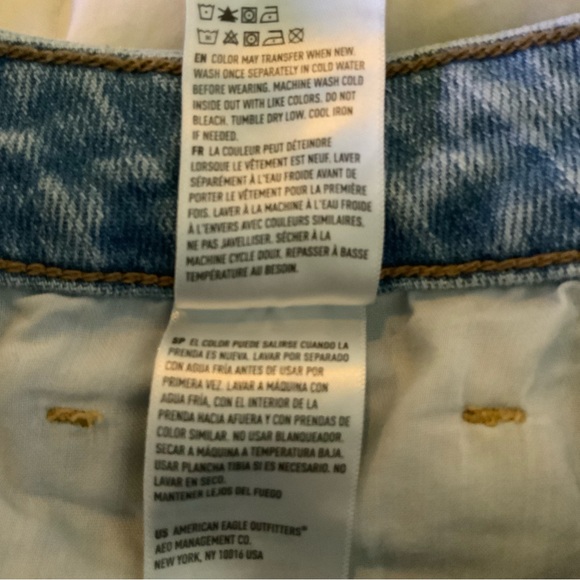 American Eagle Mom Denim Jeans Light Blue Wash Slight Stretch Size 6 Short - Picture 12 of 12